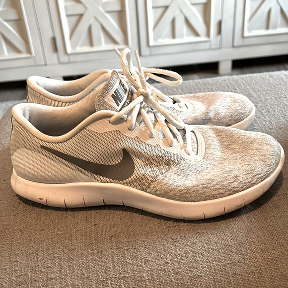 Nike’s - Women Sz 8 - White & Grey - Picture 3 of 6